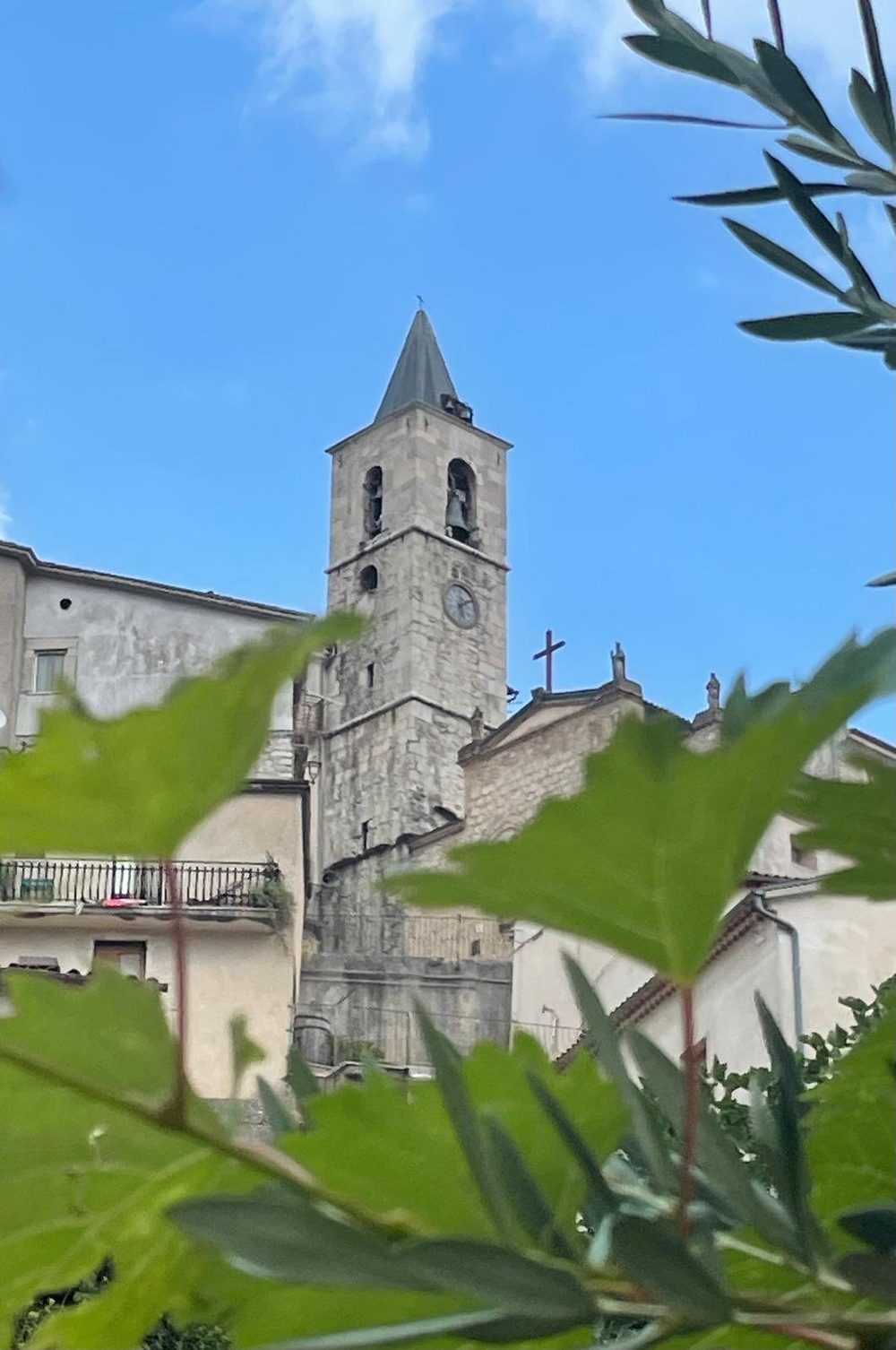 Il campanile della chiesa di San Nicola svetta sui tetti del borgo