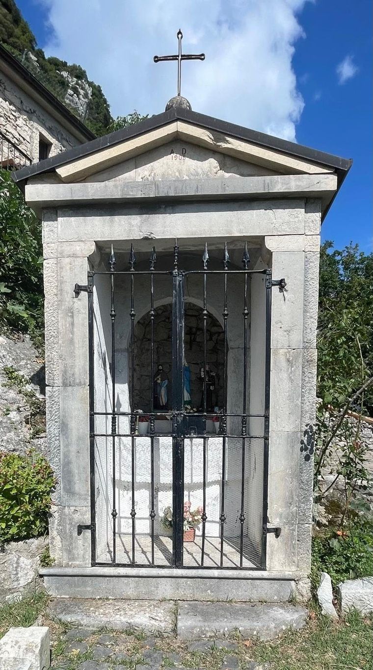 Cappella devozionale in pietra con cancello in ferro battuto e croce, datata 1905