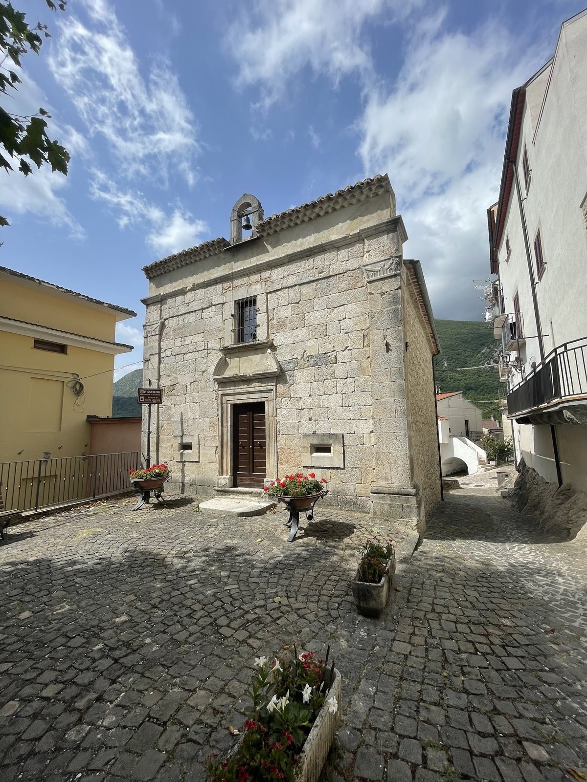 La chiesa di Santa Liberata a Pizzone, vista dal piazzale fuori Porta dei Santi