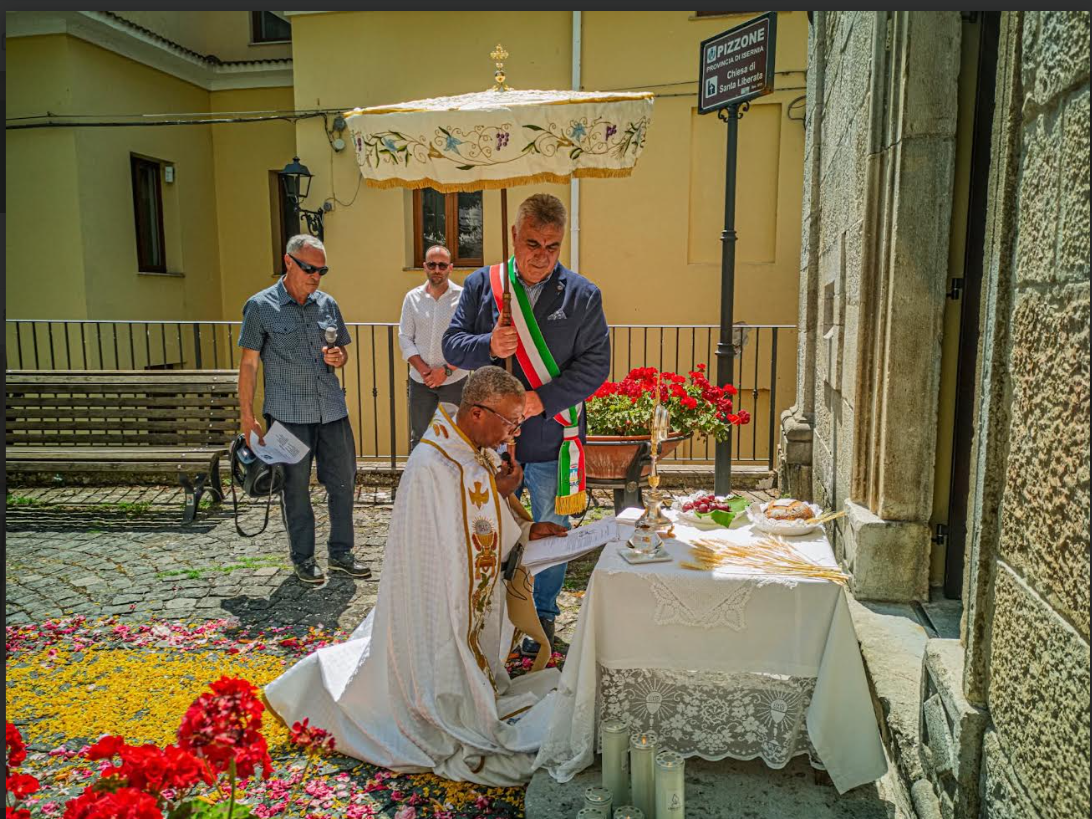 Un altarino per il Corpus Domini a Pizzone, realizzato dagli abitanti, con petali di fiori a terra