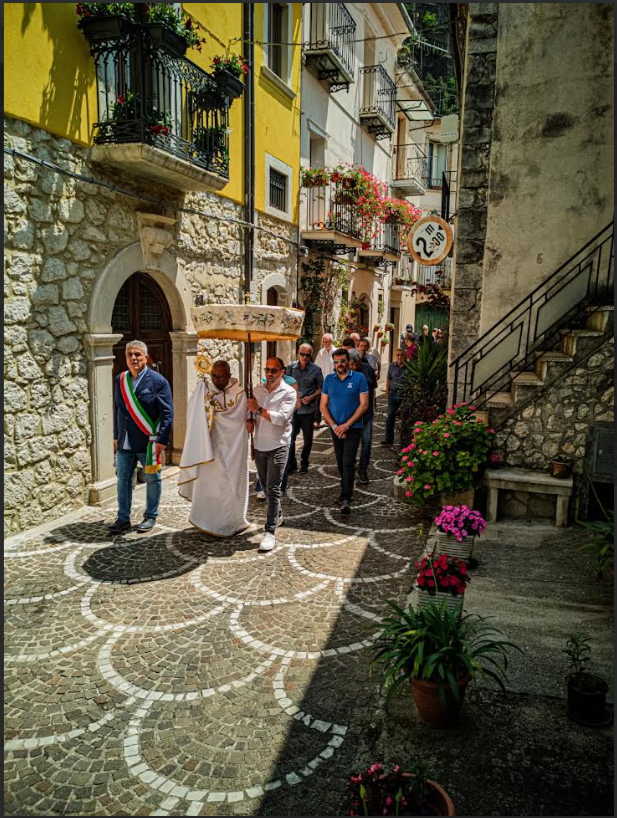 La processione del Corpus Domini per i vicoli di Pizzone, con il Santissimo portato a baldacchino