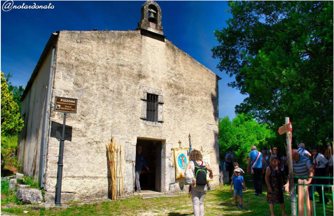 I fedeli davanti alla cappella dei Santi Giovanni e Paolo nel giorno della festa
