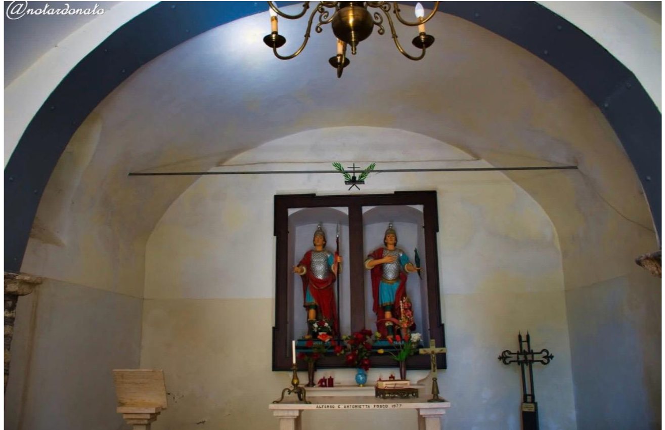 L'interno della cappella dei Santi Giovanni e Paolo con le statue dei due santi sull'altare