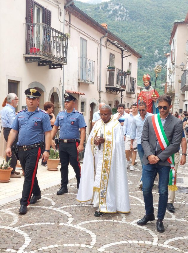 La processione di San Nicola per le vie di Pizzone, con il parroco, il sindaco e la statua del santo