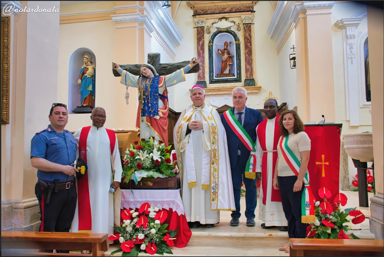 La statua di Santa Liberata sull'altare, con il vescovo, il sindaco e le autorità