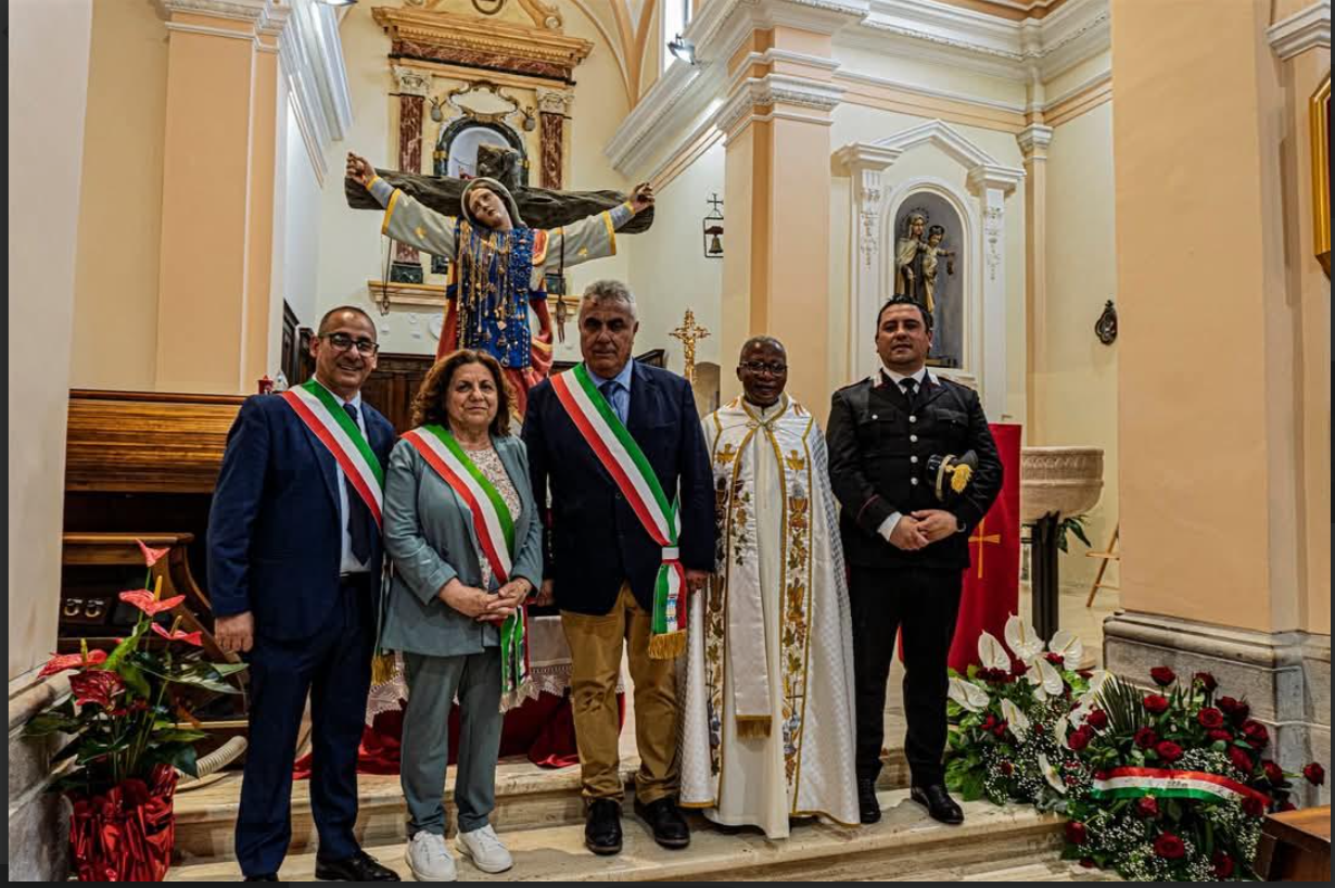La statua di Santa Liberata sull'altare della chiesa, con le autorità civili e religiose