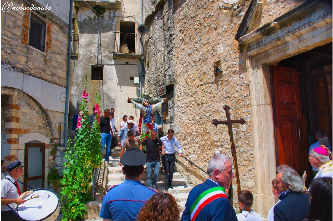 L'arrivo della processione di Santa Liberata davanti alla chiesa, con il vescovo e le autorità