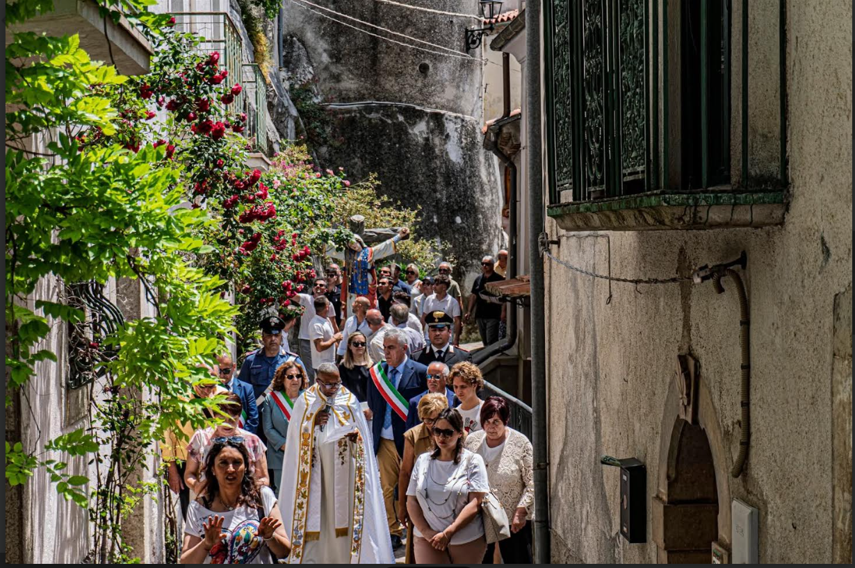 La processione di Santa Liberata per i vicoli del borgo, con la statua e le autorità