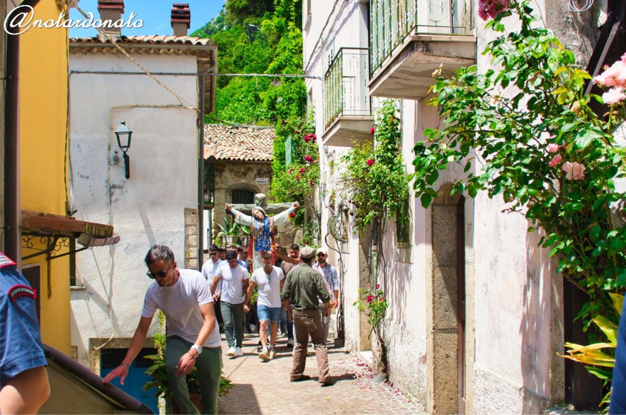 La statua di Santa Liberata portata in processione per i vicoli fioriti di Pizzone