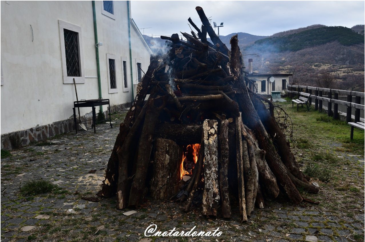 Il fuoco di Sant'Antonio Abate acceso a piazzale Vigna dei Santi a Pizzone