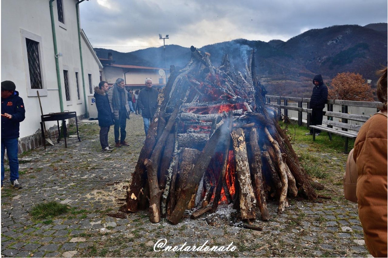 I Pizzonesi riuniti attorno al fuoco di Sant'Antonio Abate