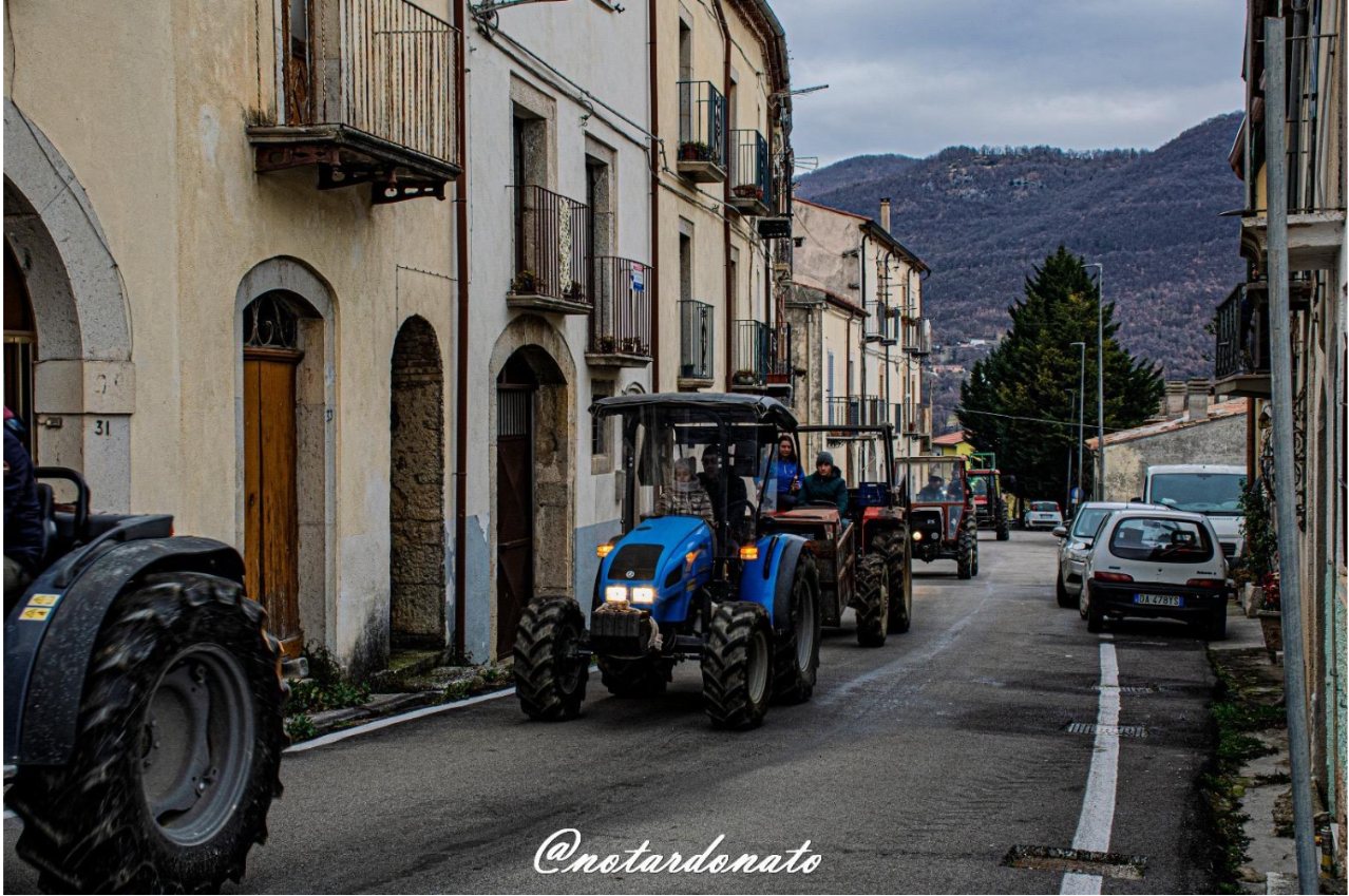 I trattori in fila per le vie di Pizzone in attesa della benedizione di Sant'Antonio Abate
