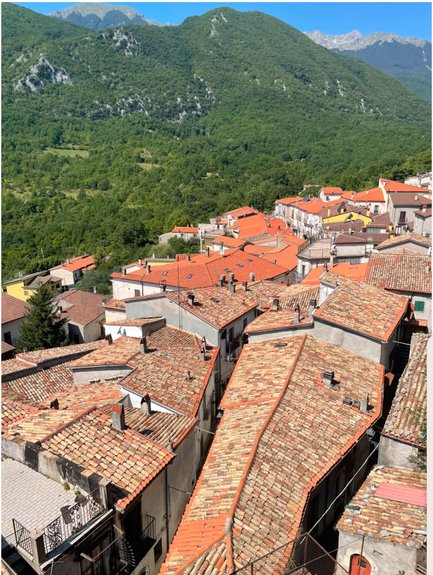 I tetti rossi di Pizzone visti dall'alto, con le montagne sullo sfondo