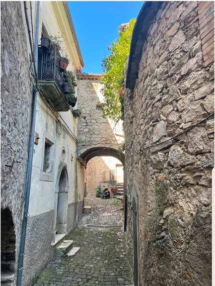 Porta Borea, l'arco che chiude il vicolo in pietra