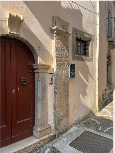 Porta Lecina, con il portale in pietra e la porta in legno