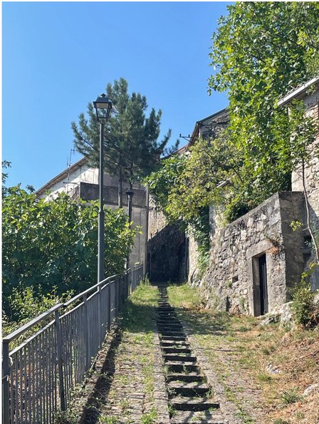 La scalinata di San Rocco a Pizzone, tra i muri in pietra