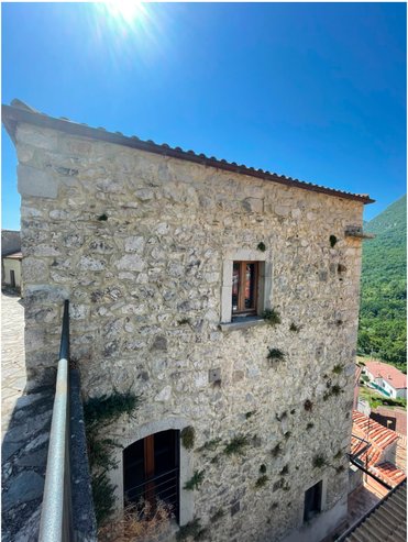 La torre in pietra di Pizzone vista dal basso