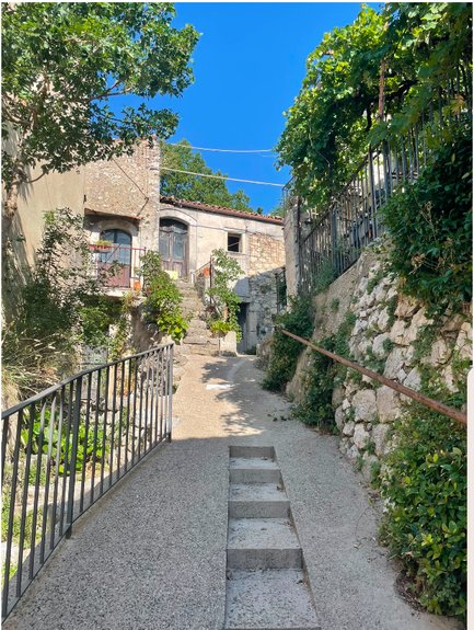 Via Belvedere a Pizzone, tra il muro in pietra e la ringhiera