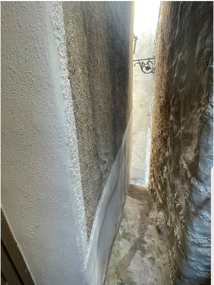 Il vicolo più stretto di Pizzone, largo appena 44 centimetri nel punto minore