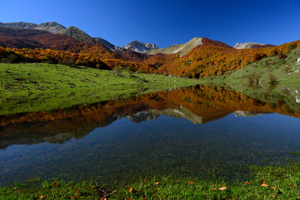 Specchio d'acqua di montagna nei pressi di Pizzone