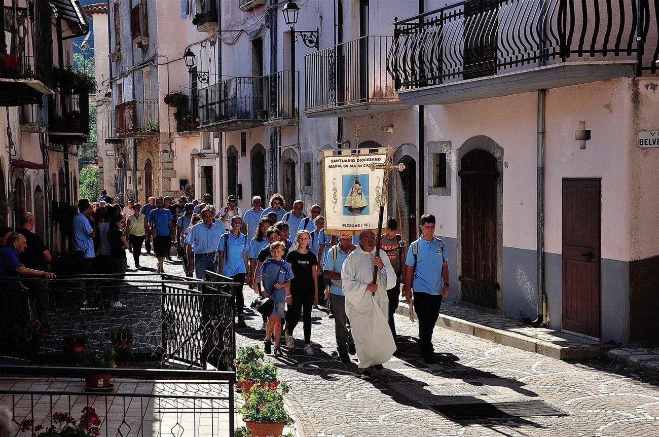 I pellegrini di Pizzone in partenza per il santuario della Madonna di Canneto, con lo stendardo del santuario