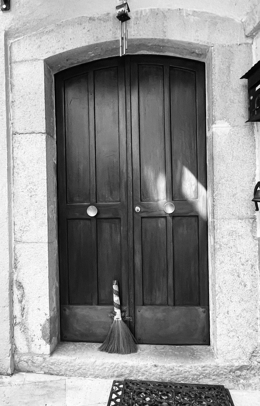 Una scopa lasciata davanti alla porta di casa a Pizzone, per tenere lontane le Janare