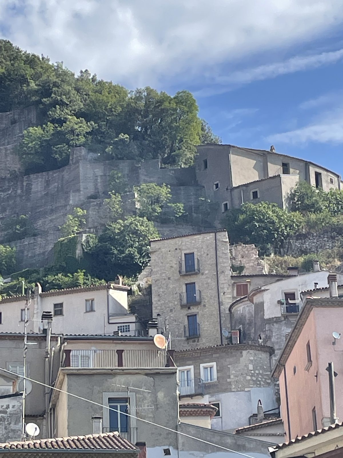La torre di Pizzone che svetta sopra i tetti delle case del borgo