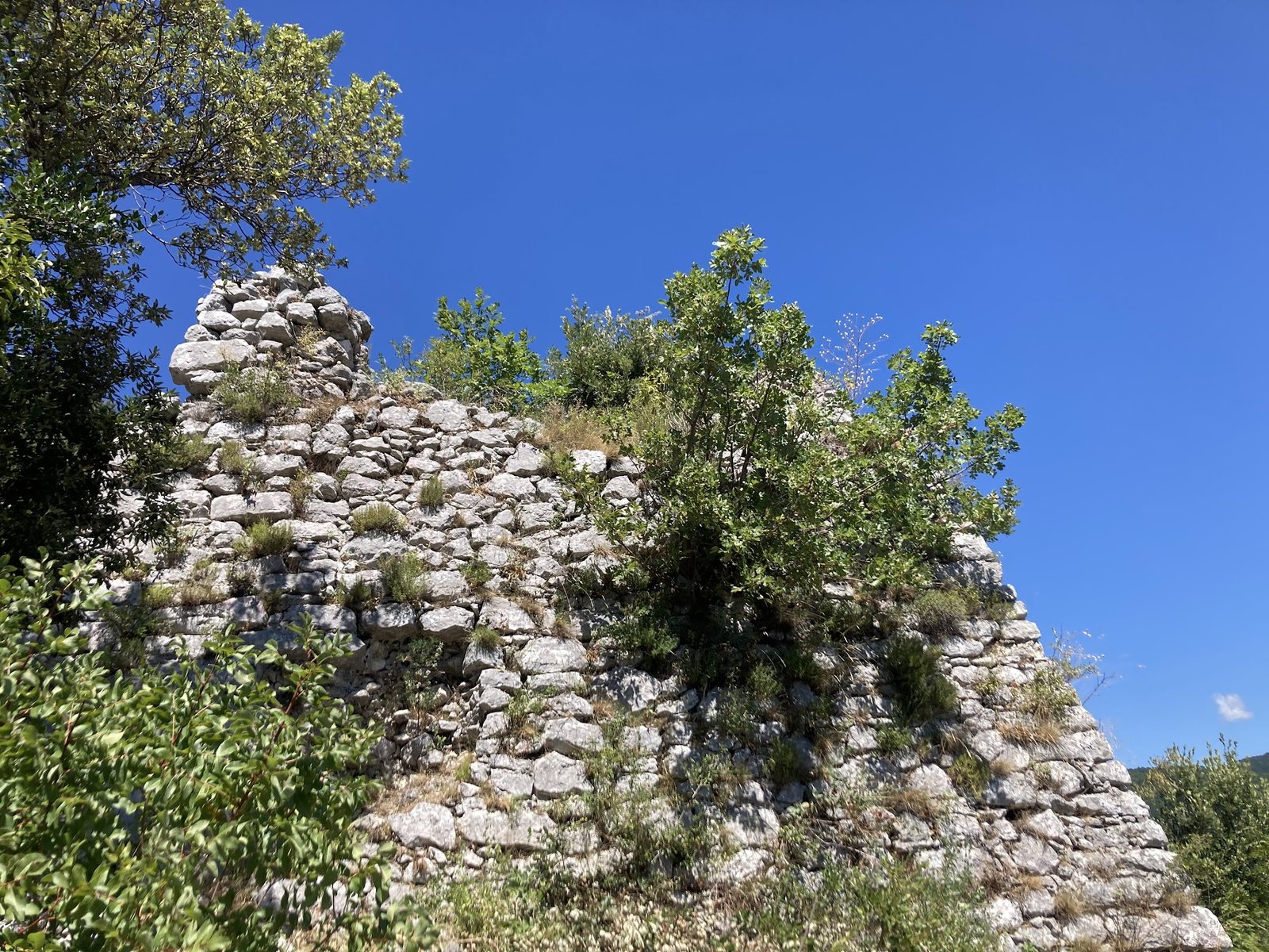 I resti in pietra della torretta Saracena di Pizzone, antica torre di avvistamento